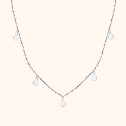 Silberne Halskette mit runden Anhängern, elegantes Schmuckdesign, Damenaccessoire.