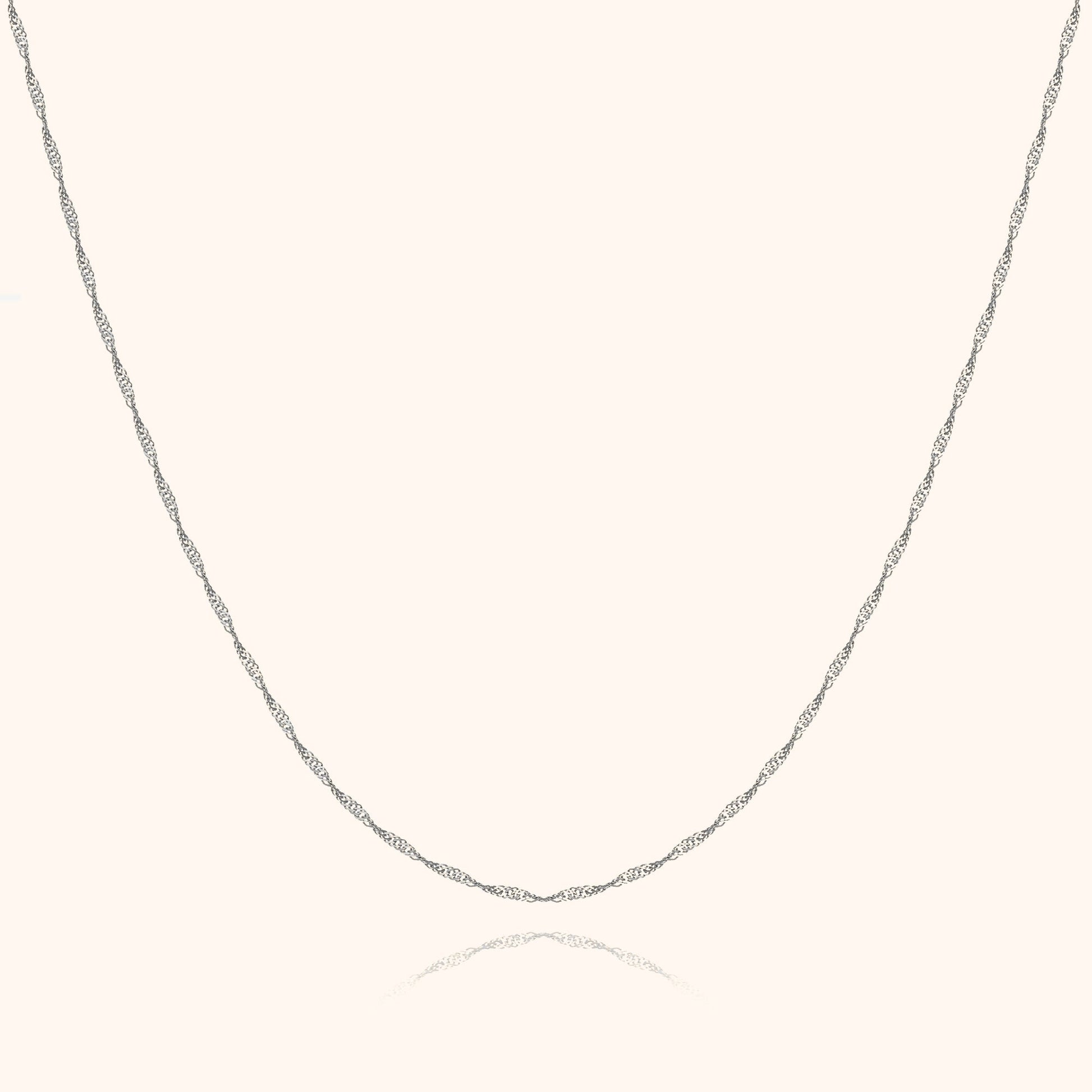 Silberne Halskette, gedrehtes Design, eleganter Schmuck, Damenaccessoire, modisch, hochwertig.