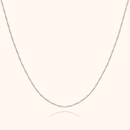 Silberne Halskette, gedrehtes Design, eleganter Schmuck, Damenaccessoire, modisch, hochwertig.