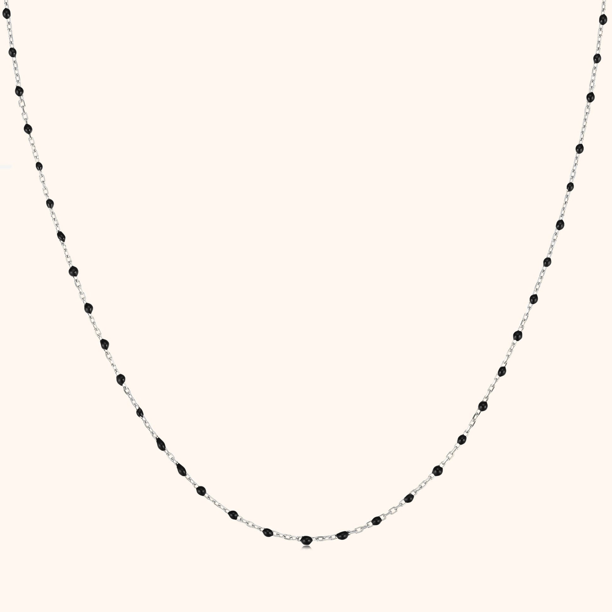 Silberkette mit schwarzen Perlen, elegantes Schmuckstück, Damenhalskette, modisches Accessoire