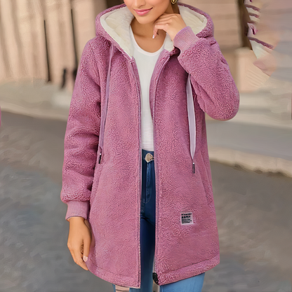 Frau in rosa Teddyfellmantel mit Kapuze, Reißverschluss, lässig, warm, modisch, Herbstmode.