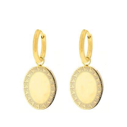 Goldene Vintage-Münzohrringe, oval, mit filigranem Randmuster, eleganter Schmuck.