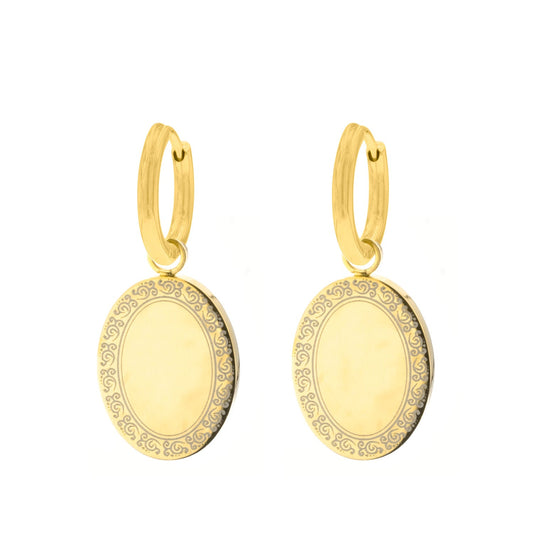 Goldene Vintage-Münzohrringe, oval, mit filigranem Randmuster, eleganter Schmuck.