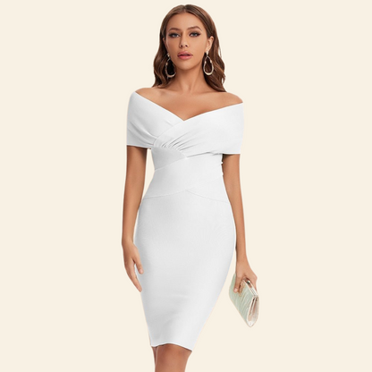 Frau in weißem, schulterfreiem Kleid, elegantes Design, Abendmode, Modeaccessoires.