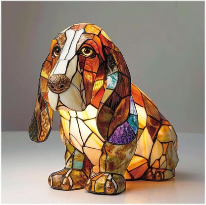 Upplyst lampa formad som en sittande basset hound med långa hängande öron i brun och färgglad mosaik. 2