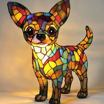 Upplyst lampa i form av en stående chihuahua med stora öron och färgglad mosaik, sedd från sidan. 9