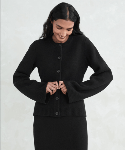 Schwarzer Damen-Cardigan, Knopfleiste, weiches Material, elegantes Design, Herbstmode.