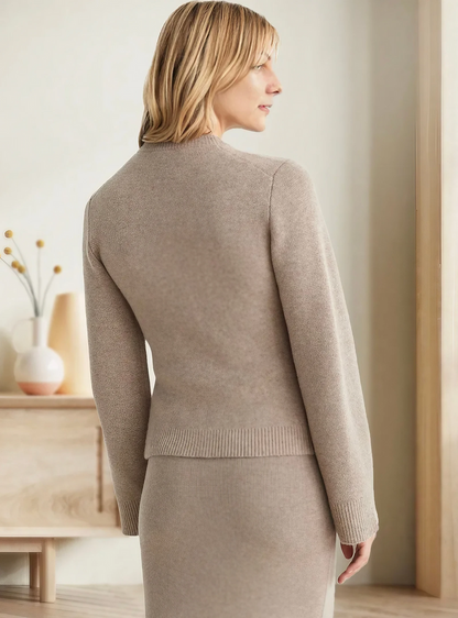 Frau in beigem Strickpullover und Rock, elegantes Design, gemütliche Herbstmode.