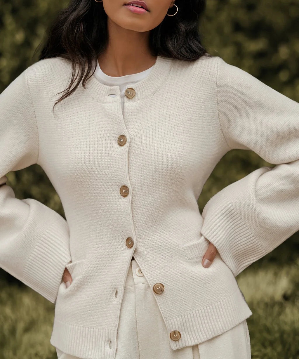 Damen Strickjacke beige, Knopfleiste, weiches Material, modisch, Herbstmode, Luca Norelli.