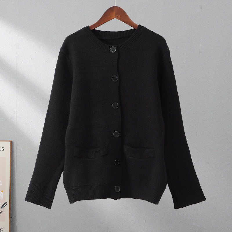 Schwarzer Button-Up-Pullover, Damen, weiches Material, XS, Luca Norelli, hängend auf Holzkleiderbügel.