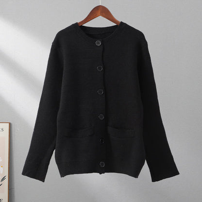Schwarzer Button-Up-Pullover, Damen, weiches Material, XS, Luca Norelli, hängend auf Holzkleiderbügel.
