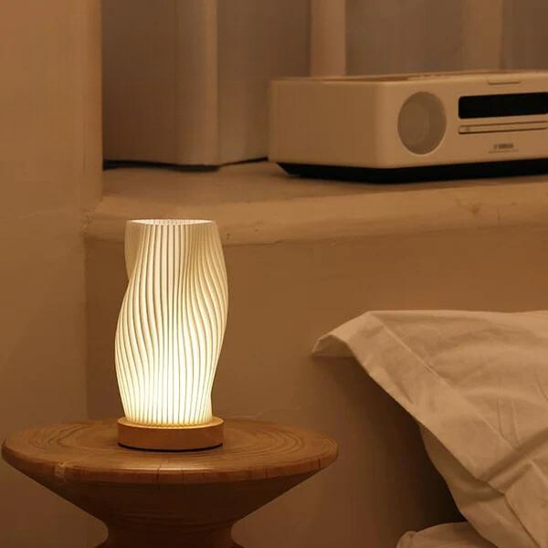 Moderne LED-Tischlampe aus Holz, wellenförmiges Design, warmweißes Licht, Schlafzimmer-Dekor.