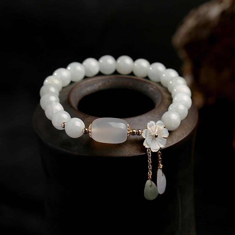 Jade-Armband mit Blumenanhänger, verstellbar, weiße Perlen, Schmuck, Yoga, Geschenkidee.