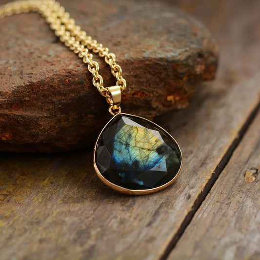 Labradorit-Tropfen-Anhänger Halskette, goldene Kette, Naturstein, Schmuck, einzigartig.