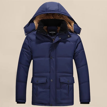 Dunkelblaue Winterjacke mit Kapuze, Herrenmode, warm gefüttert, wasserabweisend.