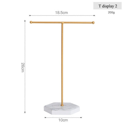 Goldener T-förmiger Schmuckständer aus Metall mit Marmorfuß, ideal für Ohrringe und Ketten.
