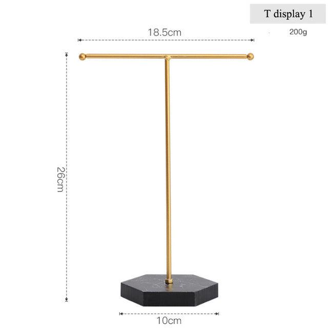 Goldener T-förmiger Schmuckständer aus Metall mit schwarzem Sockel, 26 cm hoch.