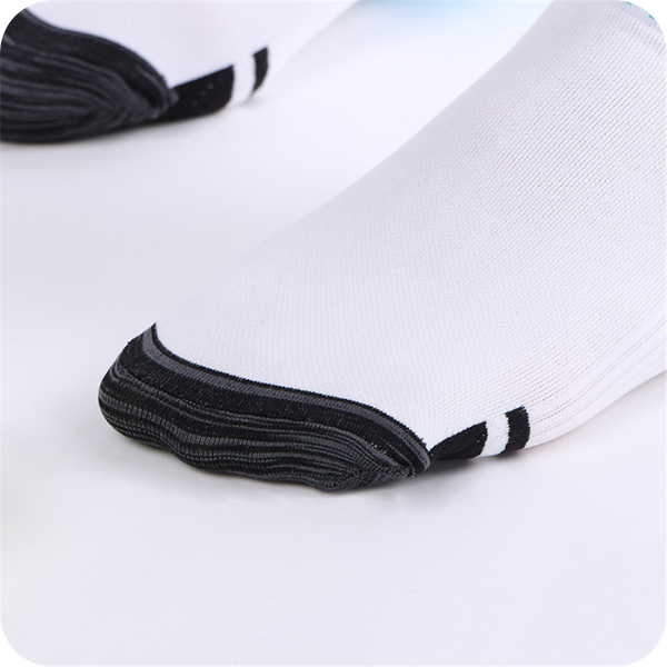 Weiße Sportsocken mit schwarzer Spitze, atmungsaktiv, bequem, für Herren und Damen.