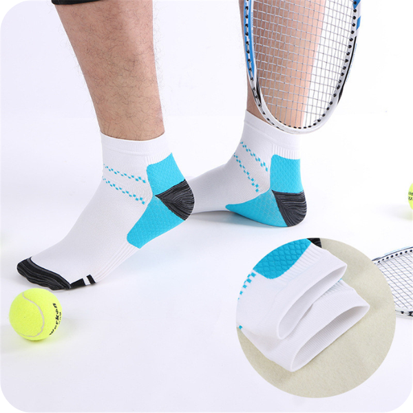 Man med vita låga strumpor med blå häl och mörk tå, bredvid tennisboll och racket, plus förstorad cirkel på kanten. 3