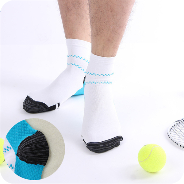 Weiße Sportsocken mit schwarzer Spitze, Tennisschläger und Ball, rutschfest, atmungsaktiv.