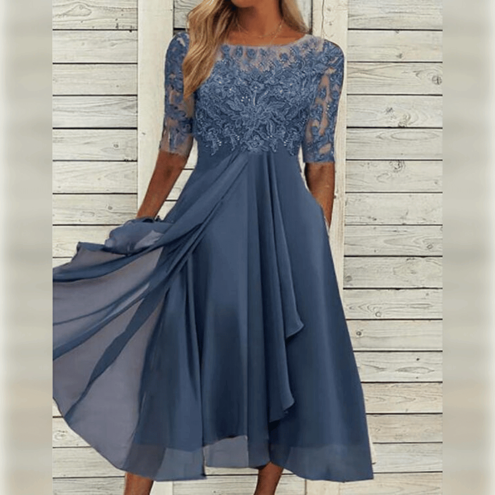 Elegantes blaues Abendkleid mit Spitze, knielang, dreiviertel Ärmel, fließender Chiffonstoff.