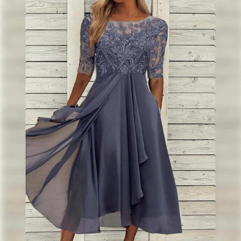 Elegantes blaues Abendkleid aus Spitze und Chiffon, knielang, mit halblangen Ärmeln.