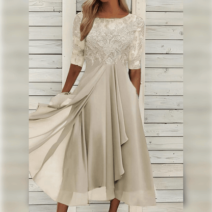 Elegantes cremefarbenes Spitzenkleid, knielang, mit halblangen Ärmeln, ideal für besondere Anlässe.