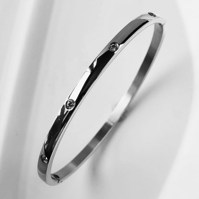Silbernes Edelstahl-Armband mit Zirkon, wasserdicht, luxuriöses Design für Damen.