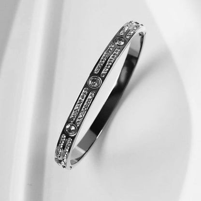 Silbernes Edelstahlarmband mit Zirkonia, wasserdicht, luxuriöses Design für Damen.