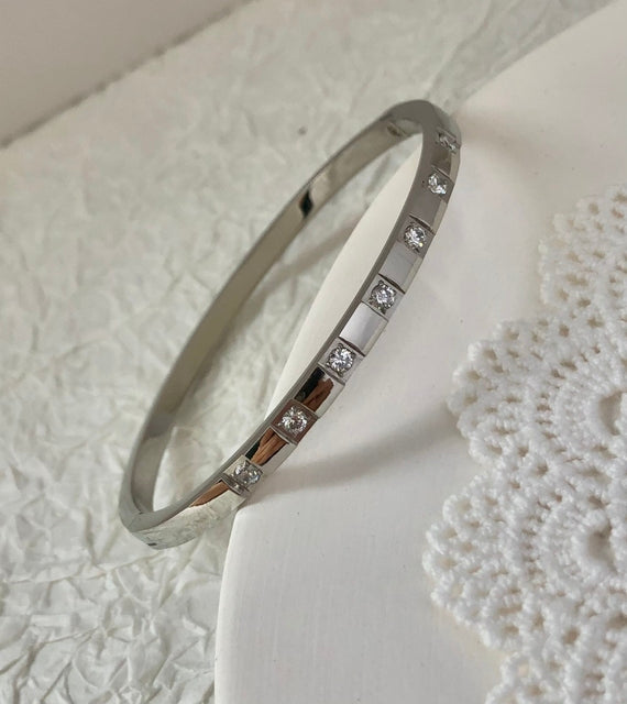 Silbernes Edelstahl-Armband mit Zirkonia, wasserdicht, luxuriöses Design für Damen.