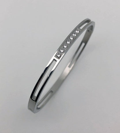 Silbernes Edelstahlarmband mit Zirkonia, wasserdicht, luxuriöses Design für Damen.
