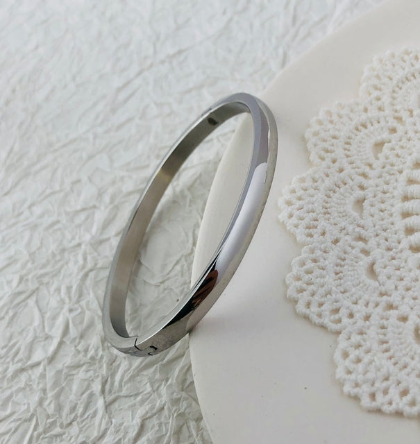 Silbernes Edelstahl-Armband, wasserdicht, luxuriös, für Damen, mit Zirkon, elegantes Design.