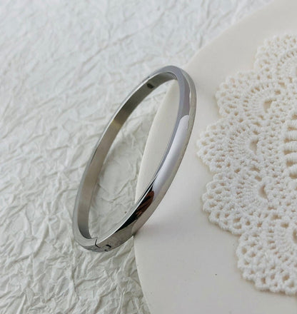 Silbernes Edelstahl-Armband, wasserdicht, luxuriös, für Damen, mit Zirkon, elegantes Design.