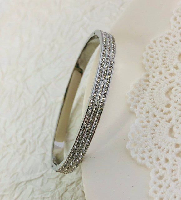 Silbernes Edelstahl-Armband mit Zirkonia, wasserdicht, luxuriöses Design für Damen.