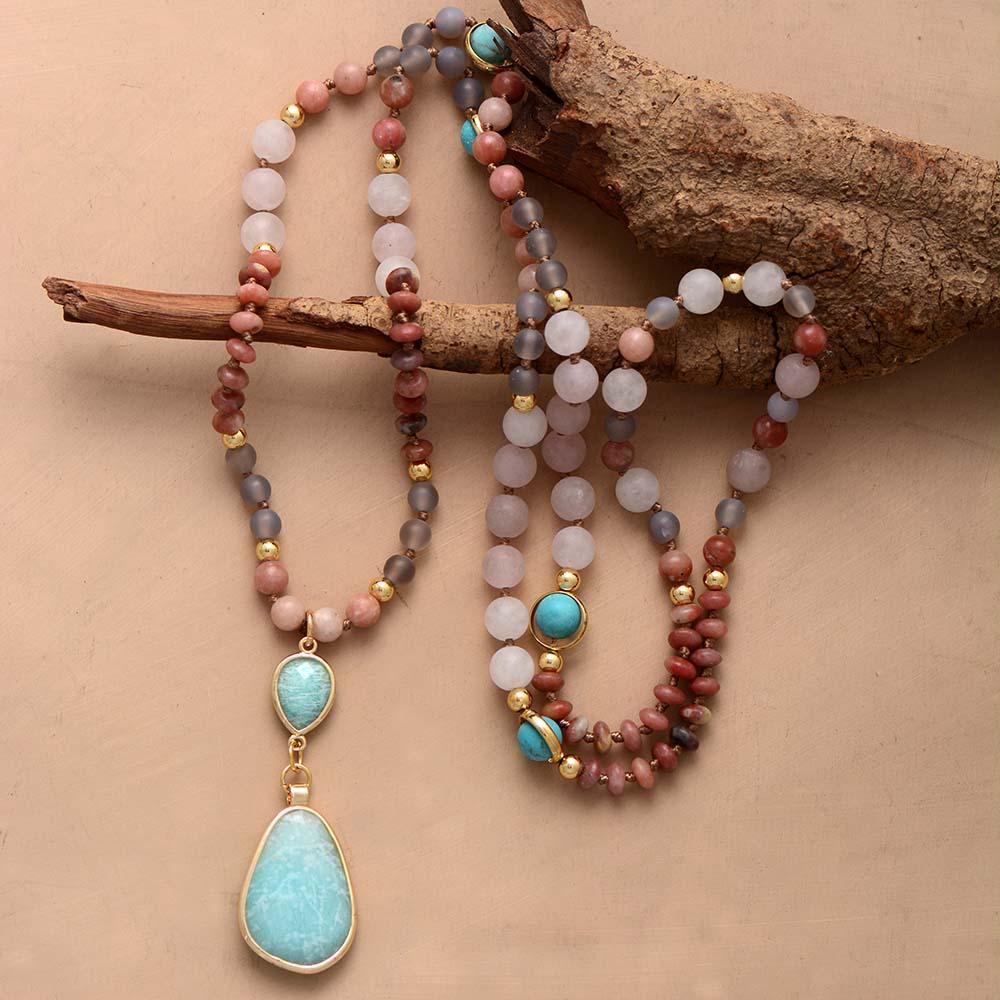 Ethno-Halskette mit türkisfarbenem Anhänger, Natursteinen, geometrischem Design, Damen-Schmuck.