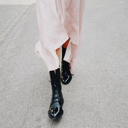 Schwarze Lackleder-Stiefeletten, spitz, flach, britischer Stil, Damen-Motorradstiefel.
