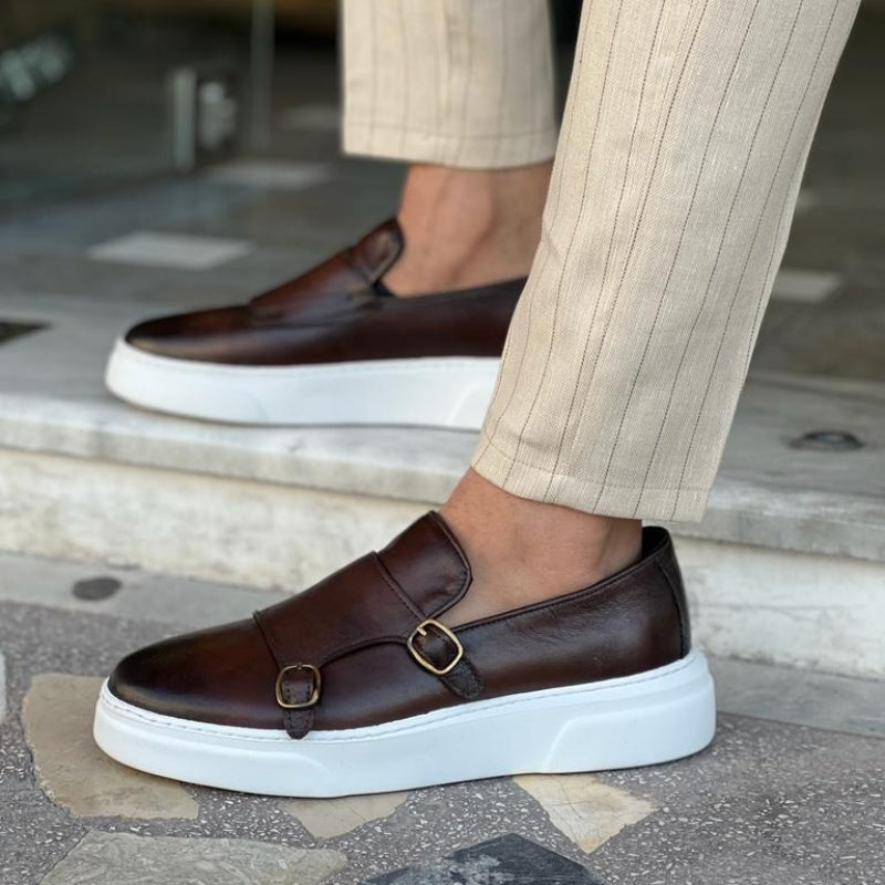Snörlösa herrsneakers i skinn med spänndetaljer – Dante
