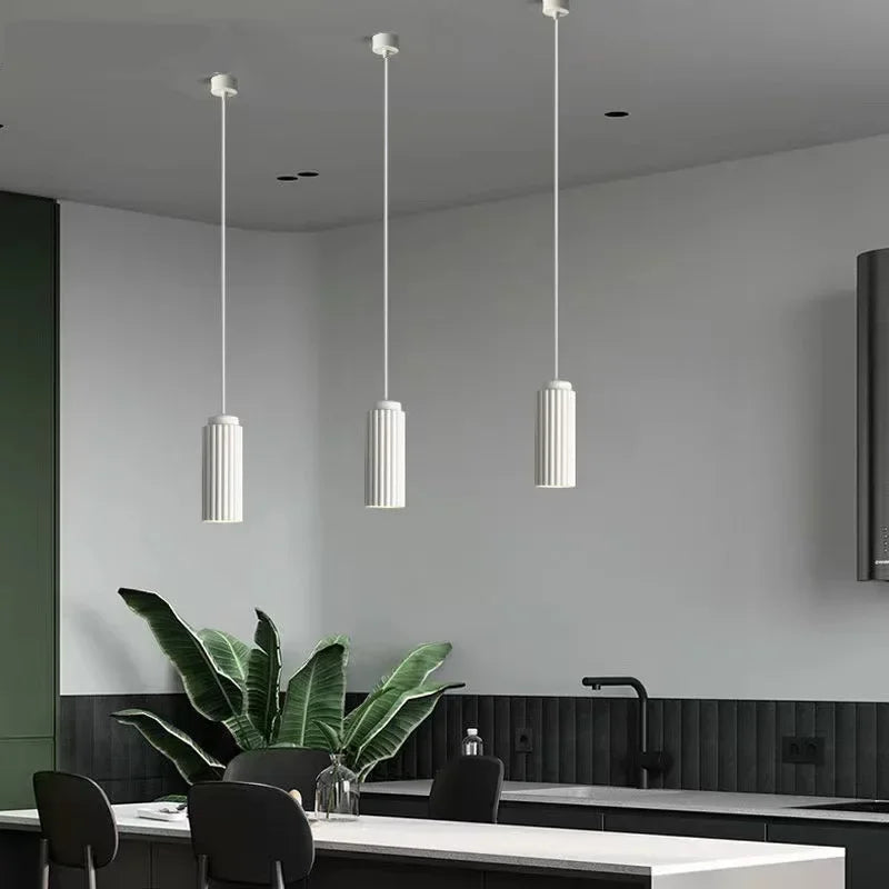 Moderne weiße LED-Pendelleuchte, skandinavisches Design, für Küche oder Esszimmer.