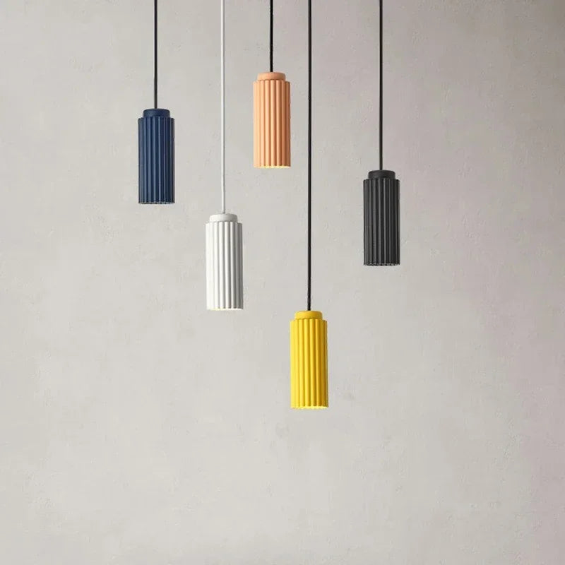 Fünf bunte Nordic LED Pendelleuchten, modern, für Wohnzimmer oder Esszimmer.