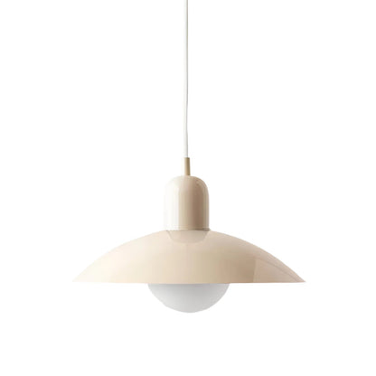 Pendellampa i beige med vit sladd och opalglobe fotograferad mot vit bakgrund 15