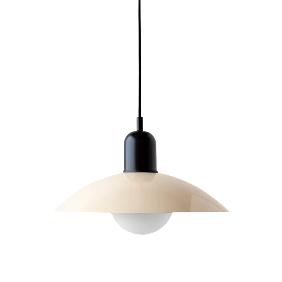 Pendellampa med blank beige skärm, matt svart övre hölje, svart sladd och vit glaskupol 22