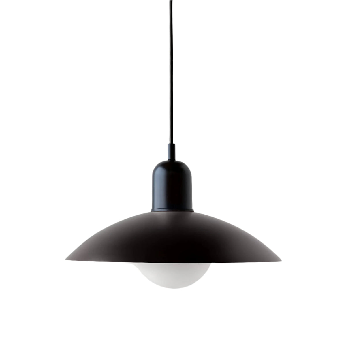 Helsvart pendellampa med matt skärm och matt övre hölje, svart sladd och vit glaskupol 24