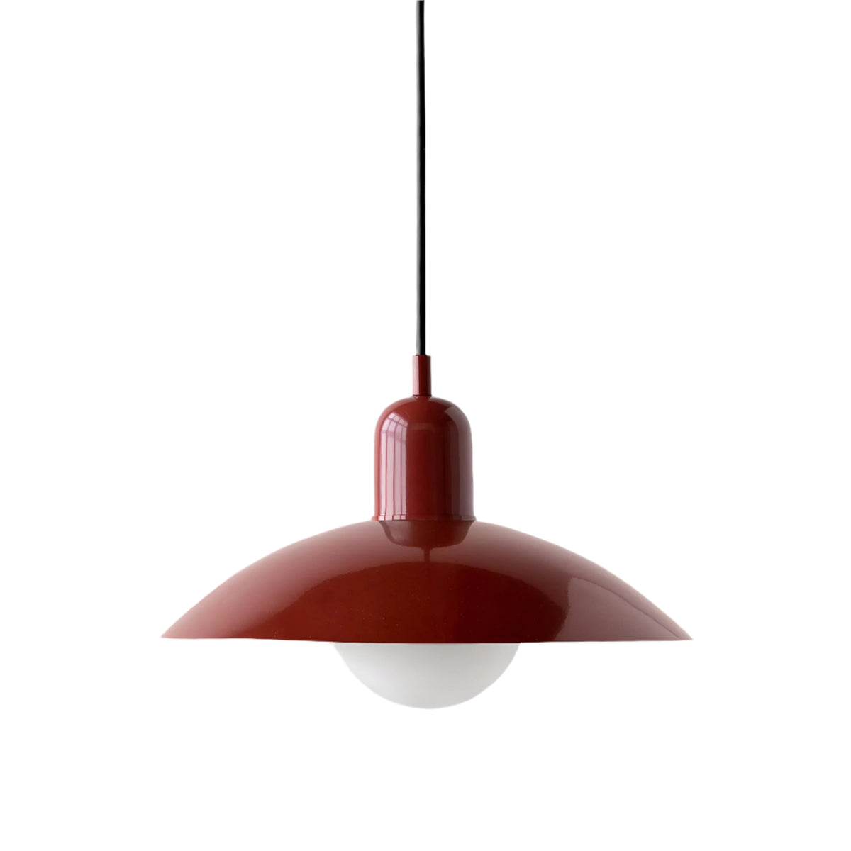 Helt rödbrun pendellampa med glansig skärm och glansigt övre hölje, svart sladd och vit glaskupol 25