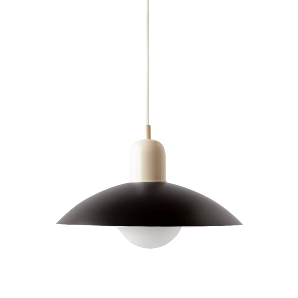 Pendellampa med matt svart skärm, glansigt beige övre hölje, vit sladd och vit glaskupol 27