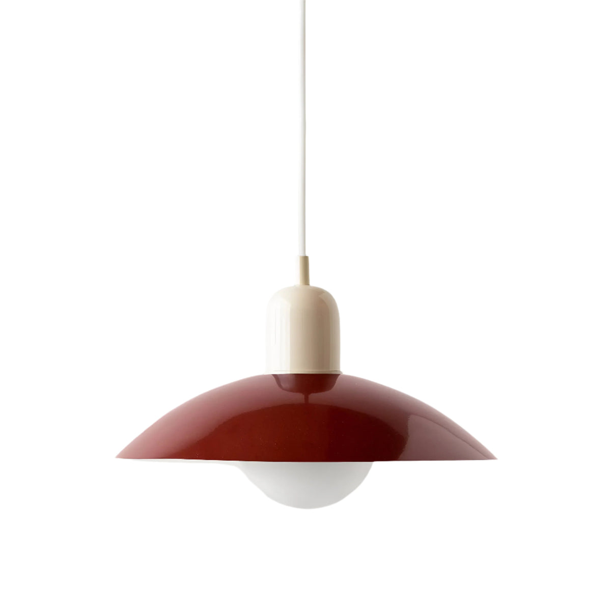 Pendellampa med glansig rödbrun skärm, beige övre hölje, vit sladd och vit glaskupol 29