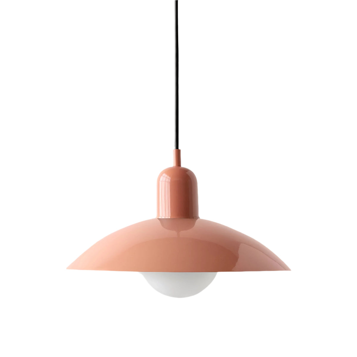 Helt korallrosa pendellampa med glansig skärm och övre hölje, svart sladd och vit glaskupol 33