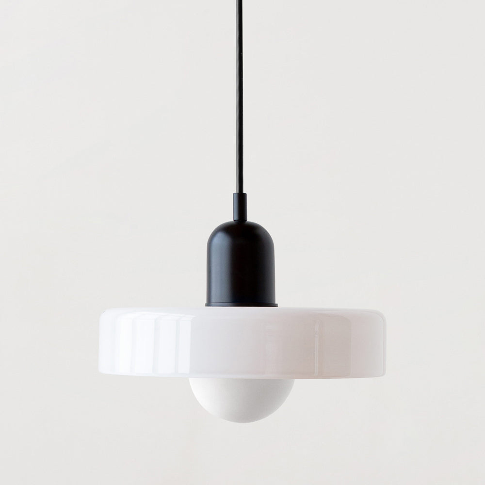 Moderne schwarze und weiße Pendelleuchte, minimalistisches Design, ideal für Wohnzimmerbeleuchtung.