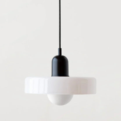 Moderne weiße Pendelleuchte mit schwarzem Kabel, minimalistisches Design, Innenbeleuchtung.