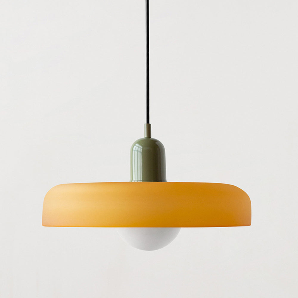 Moderne orange Hängelampe mit grünem Sockel, minimalistisches Design, Innenbeleuchtung.