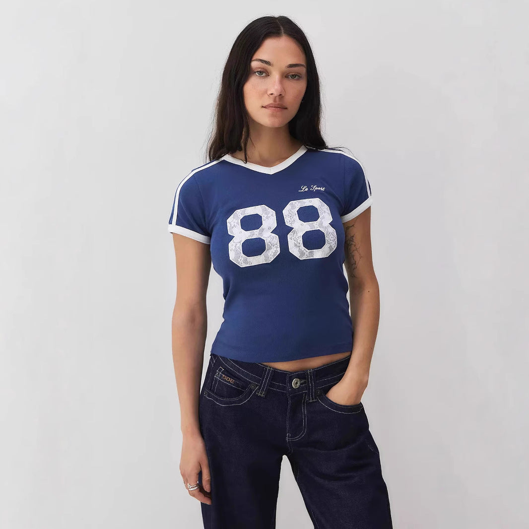 Trendy damt-shirt med spetsdetalj och kontrastärmar – Yelina